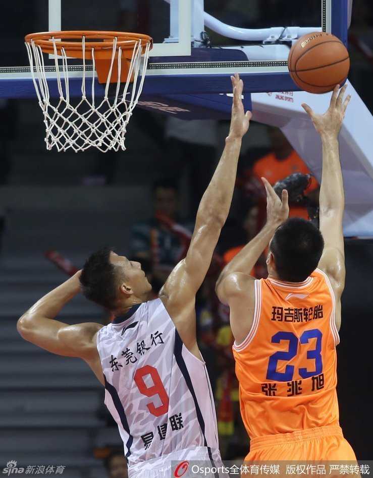 广东宏远季后赛经典战役!铁血防守与华丽进攻铸就东莞德比胜利 易建联犹如空中长城,一记震撼全场的封盖,直接拒绝了对手的上篮企图,瞬间点燃了广东队的反击激情。