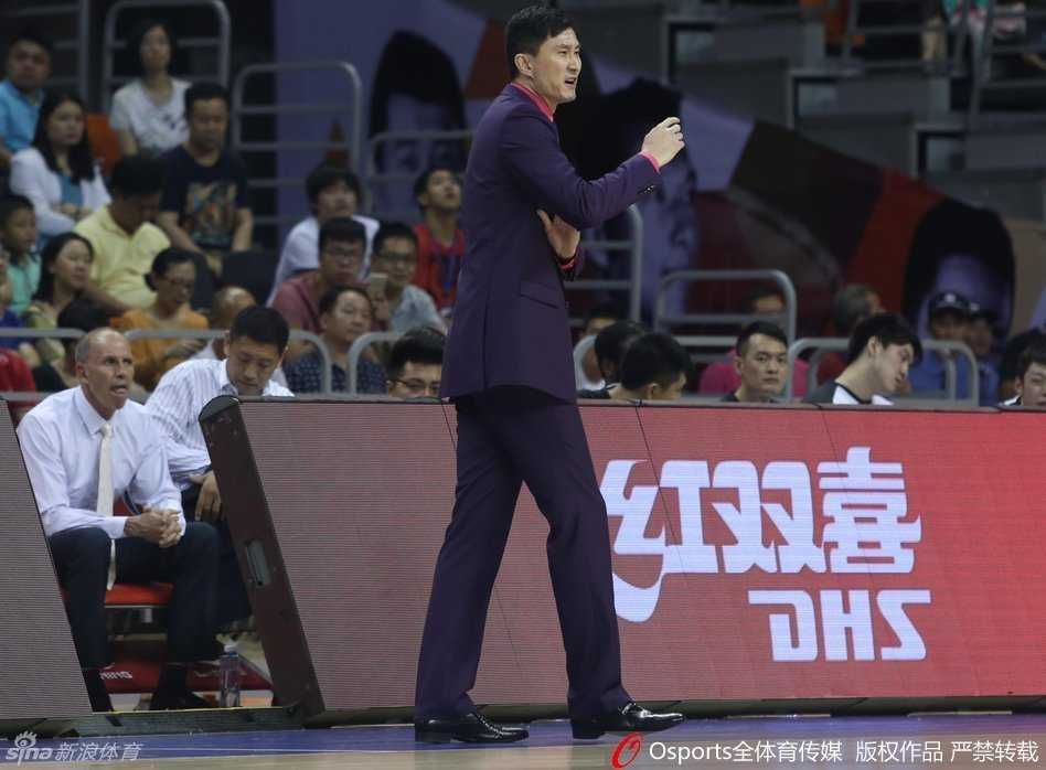 广东宏远季后赛经典战役!铁血防守与华丽进攻铸就东莞德比胜利 杜锋指导场边运筹帷幄,眼神坚毅地布置战术,每一次手势都在指引着球队的攻防方向。