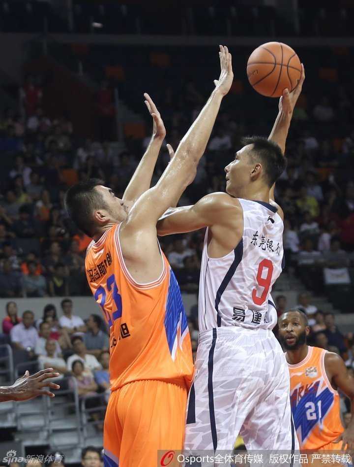广东宏远季后赛经典战役!铁血防守与华丽进攻铸就东莞德比胜利 刘晓宇赛后面对话筒,眼神中透露着复杂情感,这是他首次以对手身份面对老东家广东宏远。