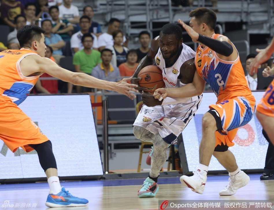 广东宏远季后赛经典战役!铁血防守与华丽进攻铸就东莞德比胜利 拜纳姆如利刃般刺透防线,闪电般的突破上篮,让东莞队的防守球员只能望尘莫及。