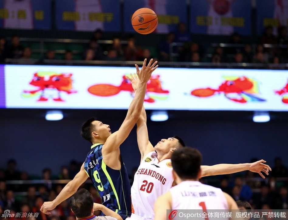 广东宏远巅峰对决:易建联飞身暴扣,比斯利激战群星 比斯利用标志性的交叉步突破防守,面对易建联的补防强行上篮