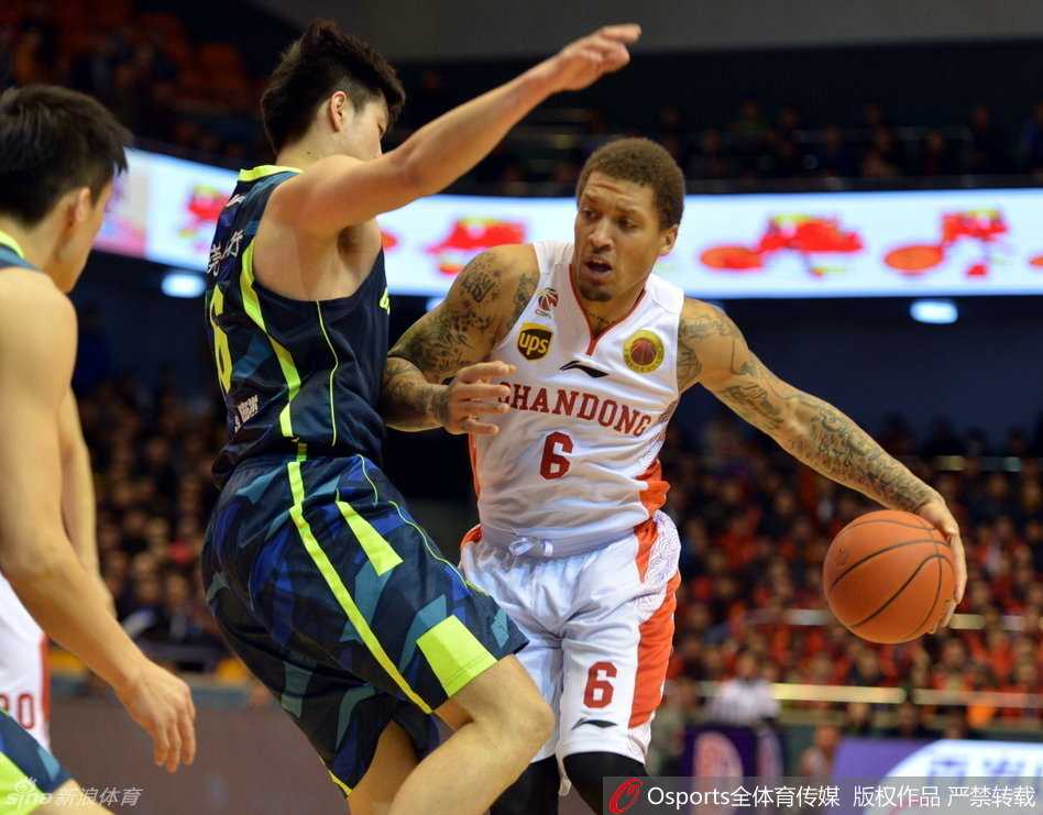 广东宏远巅峰对决:易建联飞身暴扣,比斯利激战群星 朱芳雨沉着冷静地在外线持球,眼神坚定寻找队友