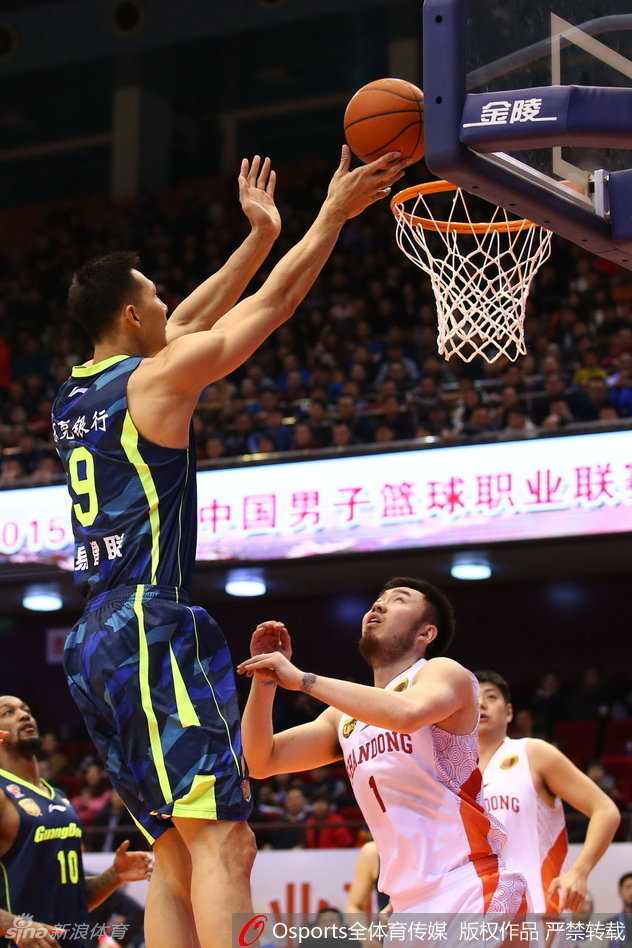 广东宏远巅峰对决:易建联飞身暴扣,比斯利激战群星 易建联如空中霸王般单手劈扣,展现中国篮球第一人的霸气