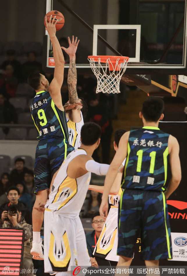 广东宏远激战北控,阿联暴力美学闪耀京城 在球队陷入得分荒时,易建联用一记势大力沉的单手灌篮重振士气,他的眼神中透露出必胜的决心。