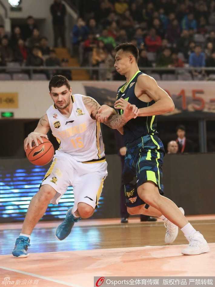 广东宏远激战北控,阿联暴力美学闪耀京城 面对北控外援巴蒂斯塔的强行上篮,易建联利用出色的臂展和预判,送出一记惊天大帽,捍卫了宏远的禁区尊严。