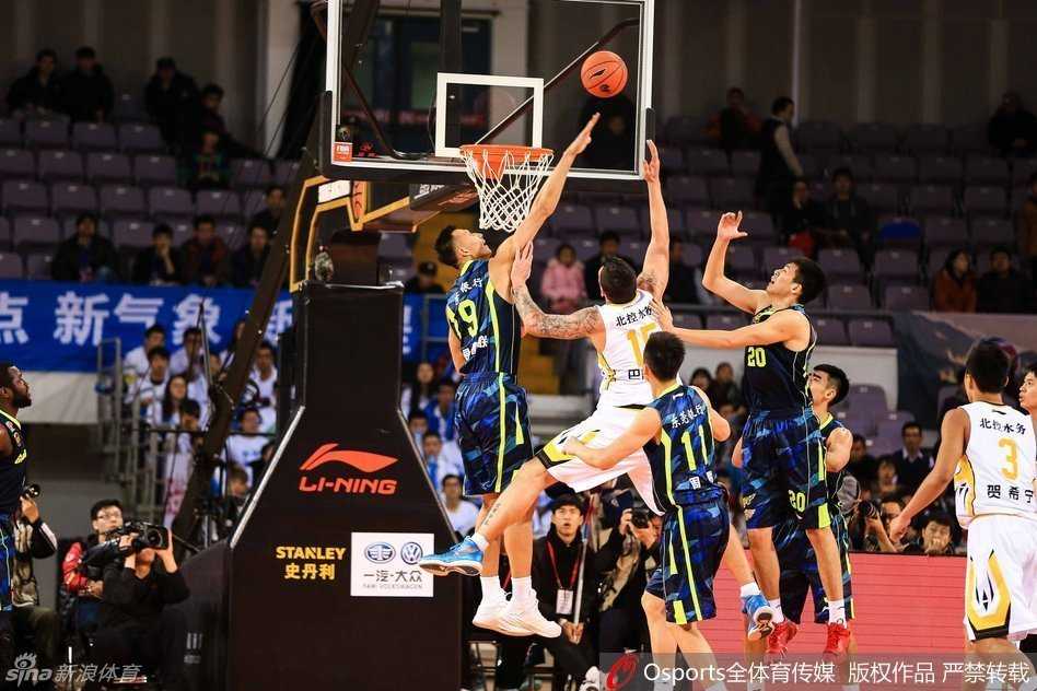 广东宏远激战北控,阿联暴力美学闪耀京城 甩开防守后,易建联轻松跃起,用一记标准的上篮动作将球送入网心,整个过程行云流水,尽显扎实的基本功。