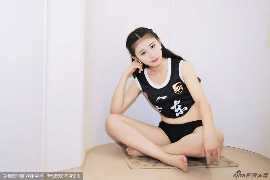 写真中的篮球宝贝眼神清澈坚定，仿佛透过镜头告诉远在上海的队员们：无论客场多艰难，家乡的支持永远在线