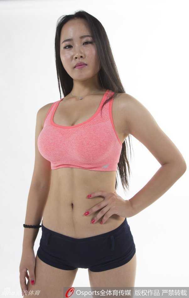 动感的舞步伴随着强劲的音乐节拍，队员们尽情释放活力，傲人风采呼之欲出，瞬间点燃了全场观众的激情。