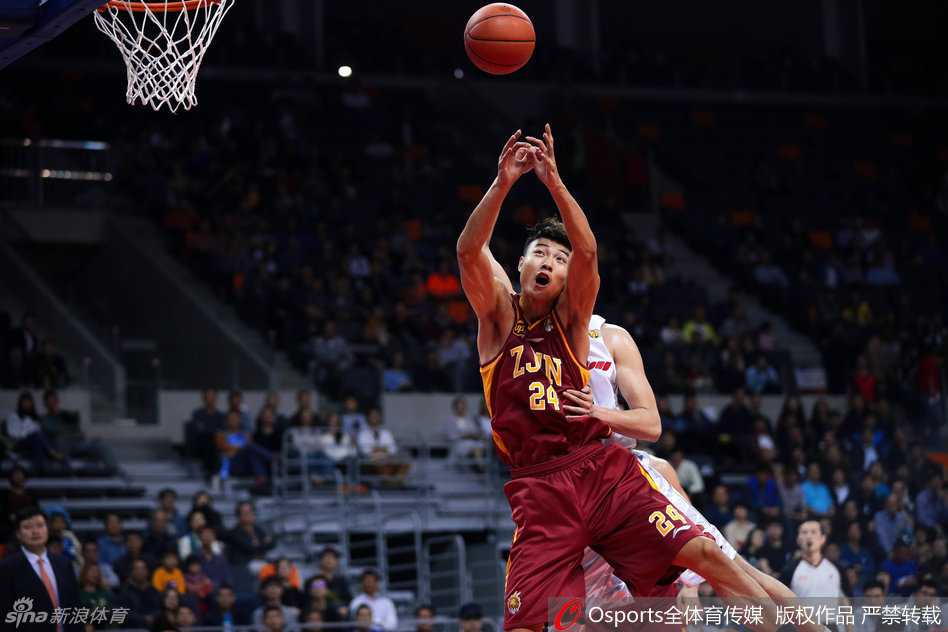 周鹏底角三分出手，篮球划出完美弧线，直奔篮筐而去