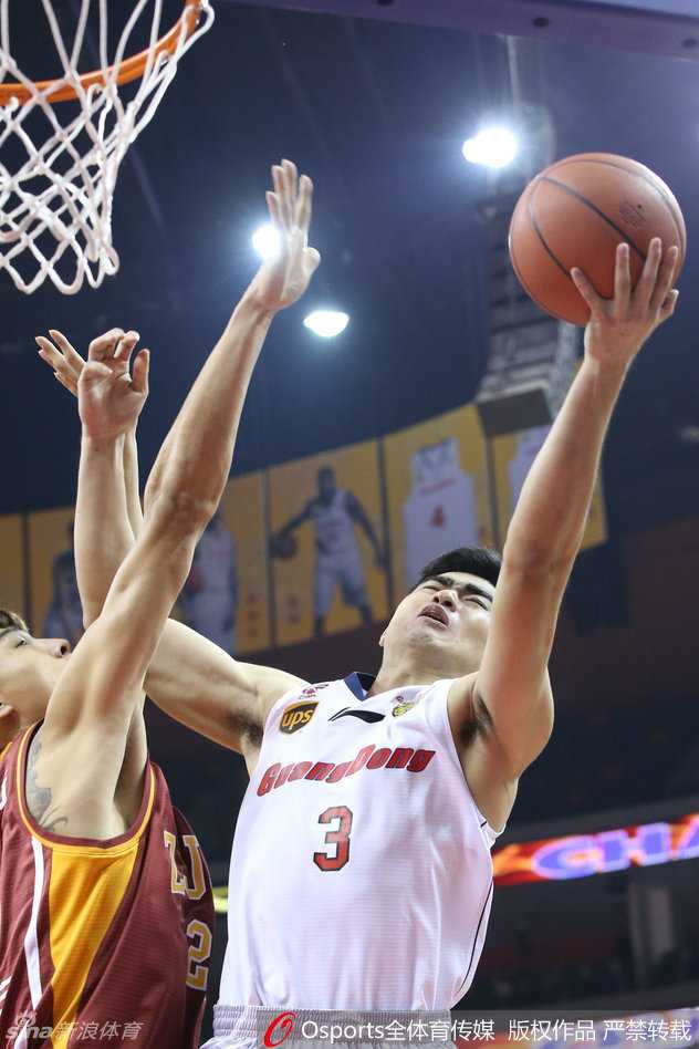 布泽尔稳稳命中标志性中投，仿佛让人看到昔日爵士名宿的风采