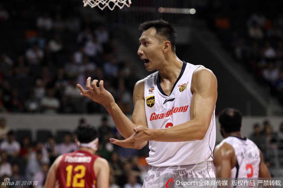 广东宏远鏖战记:阿联的暴扣与钟诚的铁血防线 易建联拼抢中倒地,神情严峻,狠狠将球砸向地面发泄对局势的不满