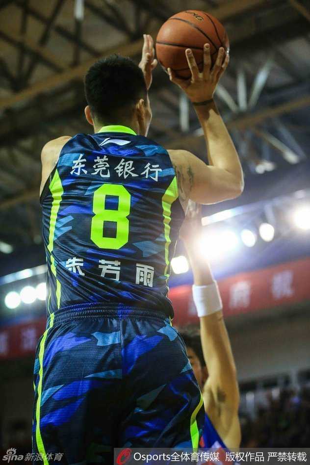 易建联搓热双手，仿佛在点燃现场的激情，他的每一次触球都让对手神经紧绷。