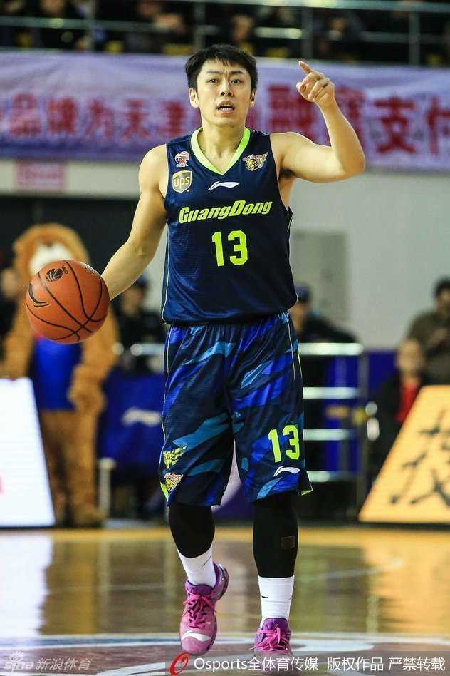 周鹏情急之下伸手拉住裁判，表情焦急地试图沟通判罚，赛场气氛紧张至极点。