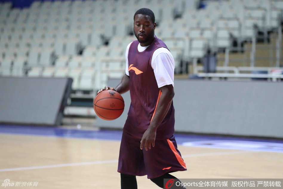 广东男篮公开课:易建联穿定制战靴亮相 阿联试探步神同步布泽尔宝刀未老 易建联在中距离完成跳投,身体在空中完全舒展,手指轻柔地指向篮球飞出的方向,球在空中划出一道美妙的弧线。