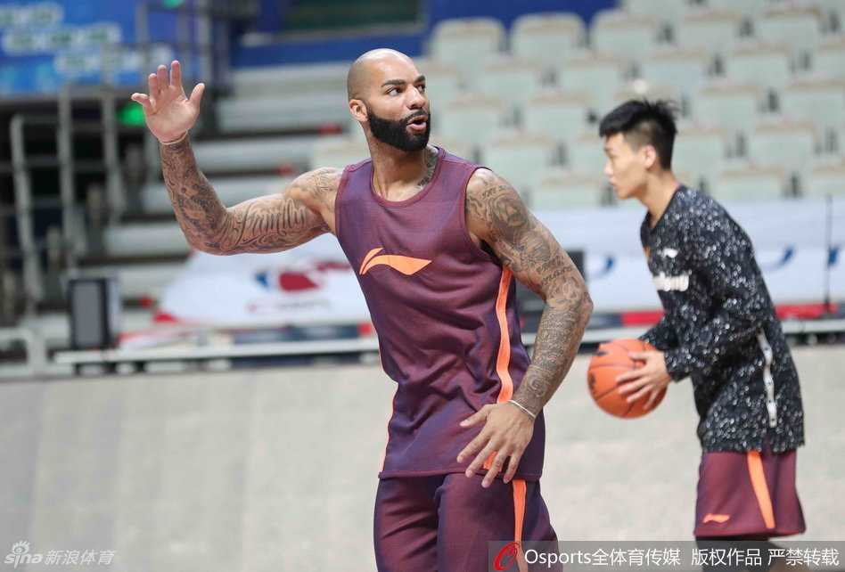 广东男篮公开课:易建联穿定制战靴亮相 阿联试探步神同步布泽尔宝刀未老 卡洛斯-布泽尔在篮下高高跃起,右手将球举过头顶,做出勾手的姿势,虽然只是训练,他脸上的表情却依然专注而凶狠。