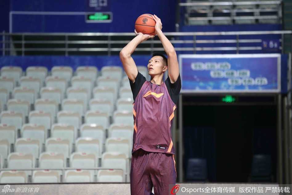 广东男篮公开课:易建联穿定制战靴亮相 阿联试探步神同步布泽尔宝刀未老 董瀚麟在内线双手持球,眼神余光扫视着队友的跑动路线,准备将球巧妙地传给切入篮下的易建联,完成一次精彩的配合。