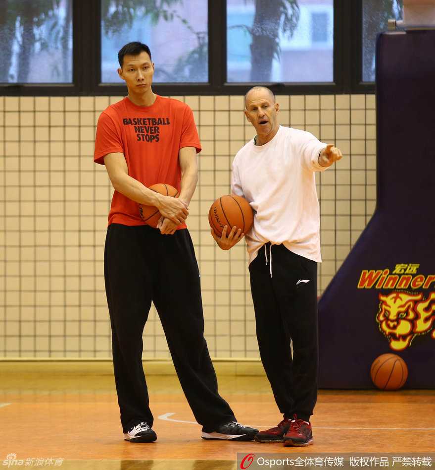 广东男篮春节前最后一练 易建联秀腹肌迪奥古萌态可掬 助教戈尔亲身示范防守动作,外援卡特在旁专注模仿,眼神中充满求知欲