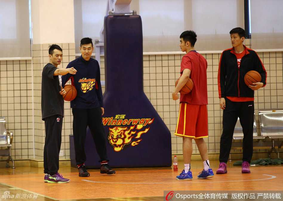 广东男篮春节前最后一练 易建联秀腹肌迪奥古萌态可掬 陈江华在场地边进行韧带拉伸,神情专注,为即将到来的高强度对抗做好充分准备