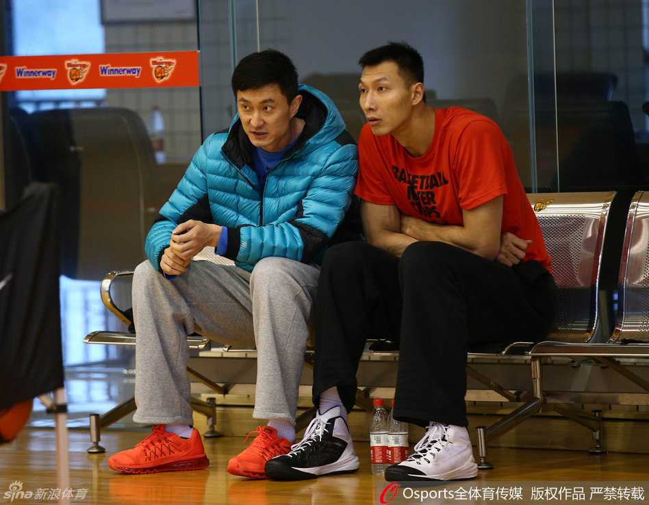 广东男篮春节前最后一练 易建联秀腹肌迪奥古萌态可掬 主帅杜锋将易建联拉到一旁,手指场地反复叮嘱防守站位,阿联认真倾听