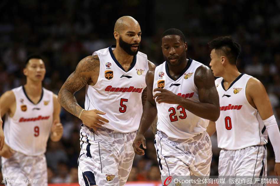 广东男篮蜕变记:从布泽尔融入困境到团队默契的十四连胜征程 在一次精彩的进攻后,老将易建联与主教练杜锋用力击掌,眼神中充满了信任与坚定,这是将帅同心的最好证明。