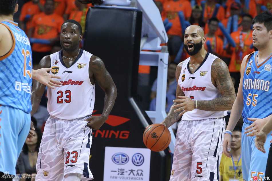 广东男篮蜕变记:从布泽尔融入困境到团队默契的十四连胜征程 广东队的双外援布泽尔与斯隆在场上遥相呼应,仿佛在用眼神交流着战术配合,成为球队攻防两端的坚实核心。