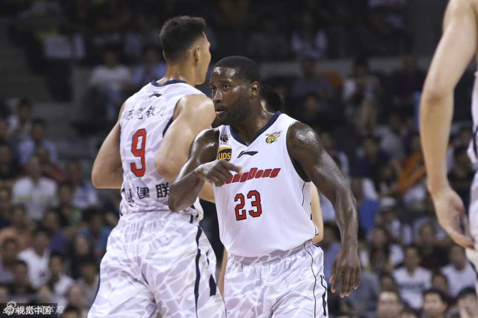 广东男篮蜕变记:从布泽尔融入困境到团队默契的十四连胜征程 新疆队的李根在替补席上为场上的精彩回合鼓掌,眼神中透露出对激烈对抗的享受和对对手的惺惺相惜。