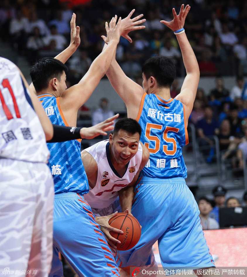 广东男篮蜕变记:从布泽尔融入困境到团队默契的十四连胜征程 防守悍将周鹏伸长手臂奋力阻挡亚当斯的突破,他用强硬的防守姿态诠释着广东队的外线铁闸本色。