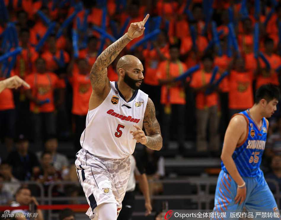 广东男篮蜕变记:从布泽尔融入困境到团队默契的十四连胜征程 面对场上激烈的身体对抗,核心易建联在倒地拼抢中展现出顽强的求生欲望,他的眼神里写满了不放弃不服输的斗志。