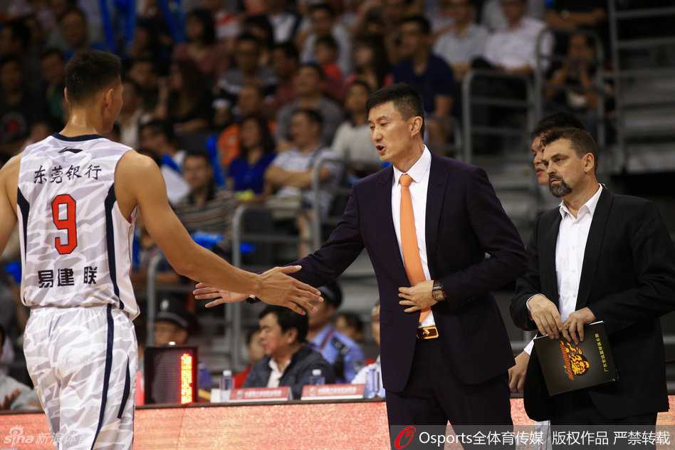 广东男篮蜕变记:从布泽尔融入困境到团队默契的十四连胜征程 内线大将布泽尔用他标志性的稳健步伐主导着球队的进攻节奏,他的每一次背身单打都吸引着对手的包夹防守。