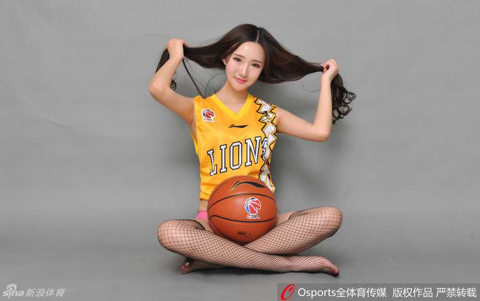 广厦宝贝赛场边魅力绽放，自信微笑搭配修长身姿，用热情点燃季后赛之夜