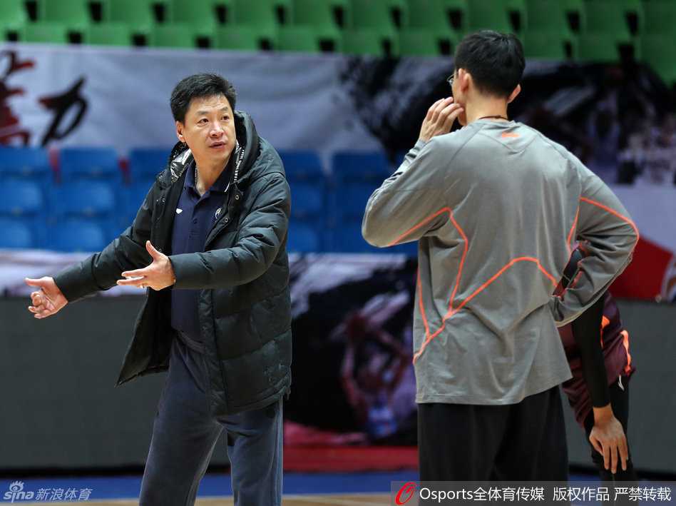 广厦利刃出鞘:福特森领航,青春风暴蓄势待发 训练间隙,李春江指导拉着福特森,双手比划着战术跑位,神情严肃而专注。福特森则虚心聆听,不时点头,仿佛要将教练的每一个字都刻在脑子里。这是经验与执行力的无声碰撞。