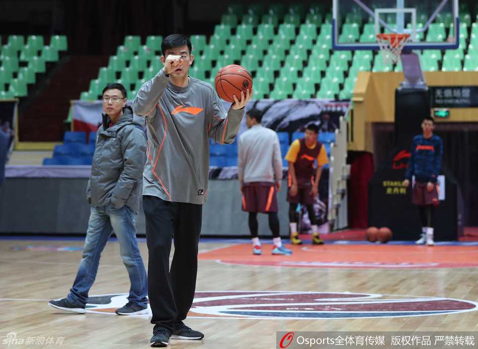 广厦利刃出鞘:福特森领航,青春风暴蓄势待发 暂停时间里,队友们围成一圈,福特森作为进攻发起点,正用手势向队友示意新的跑位路线,林志杰等老将也凑过来仔细聆听,团队智慧在此刻凝聚。