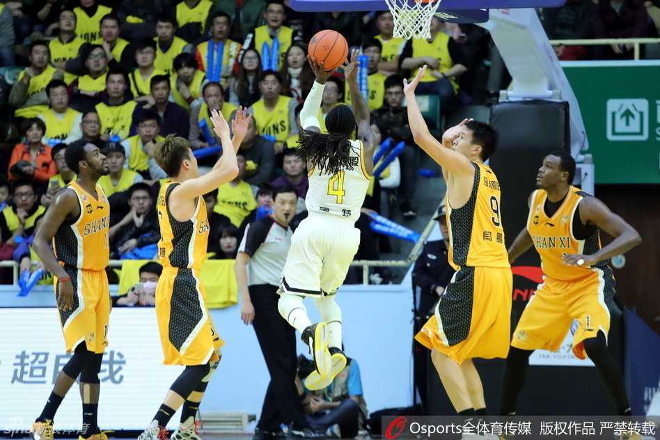 广厦力克山西的夜晚,宝岛双雄与“福库里”的激情协奏 闫鹏飞高高跃起,用一记势大力沉的扣篮宣泄着年轻人的激情