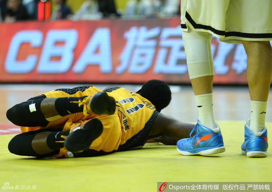 广厦力克山西的夜晚,宝岛双雄与“福库里”的激情协奏 福特森如尖刀般杀至篮下,面对长人防线强行上篮