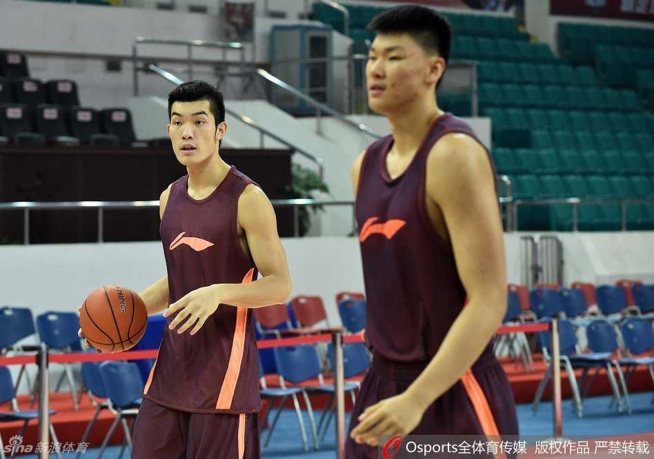 广州男篮赛前训练气氛凝重 巴赫拉米库克率众将积极备战冲击首胜 张帆在训练结束后加练折返跑,并与队友认真交流战术跑位,作为角色球员,他时刻准备着为球队贡献力量。