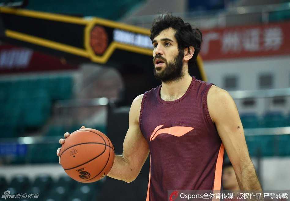 广州队换援后首训剑指新疆,新星老将齐聚天体盼奇迹 巴赫拉米在训练中神情专注,篮球在他的胯下和身后如蝴蝶穿花般快速运转,这位亚洲顶尖锋线正试图用汗水驱散连败的阴霾。