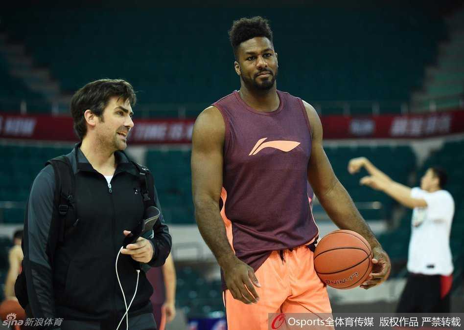 广州队换援后首训剑指新疆,新星老将齐聚天体盼奇迹 新外援史蒂芬森在热身中腾空而起,双手持球置于脑后,身体在空中完全舒展,仿佛脱离了地心引力,即将上演一记势大力沉的战斧劈扣。