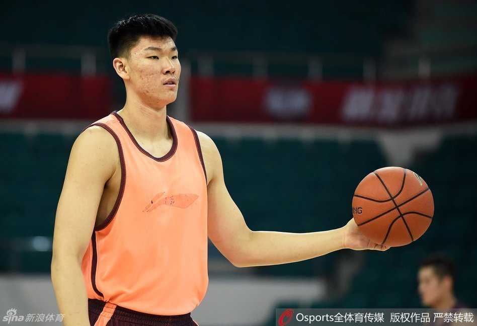 广州队换援后首训剑指新疆,新星老将齐聚天体盼奇迹 小将范子铭在内线强硬要位后接球,面对防守他毫不犹豫地转身跳投,皮球在空中划出优美的弧线,眼神中透露出超越年龄的坚定。