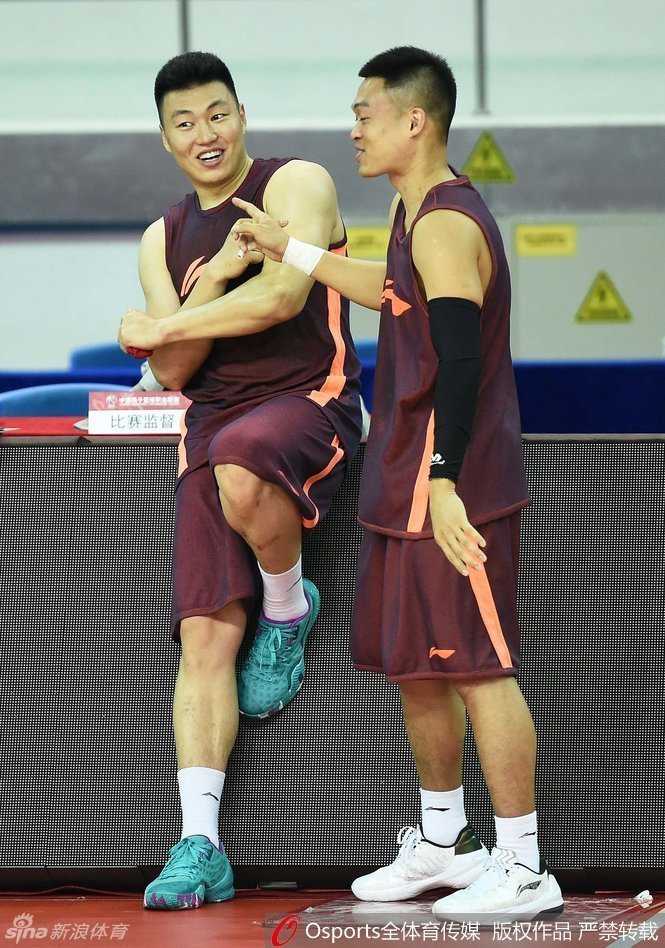 广州队换援后首训剑指新疆,新星老将齐聚天体盼奇迹 训练结束后,史蒂芬森独自留在场上加练投篮,汗水湿透了他的球衣,夕阳透过球馆的窗户洒在他身上,为他高大的身影镀上了一层金边。