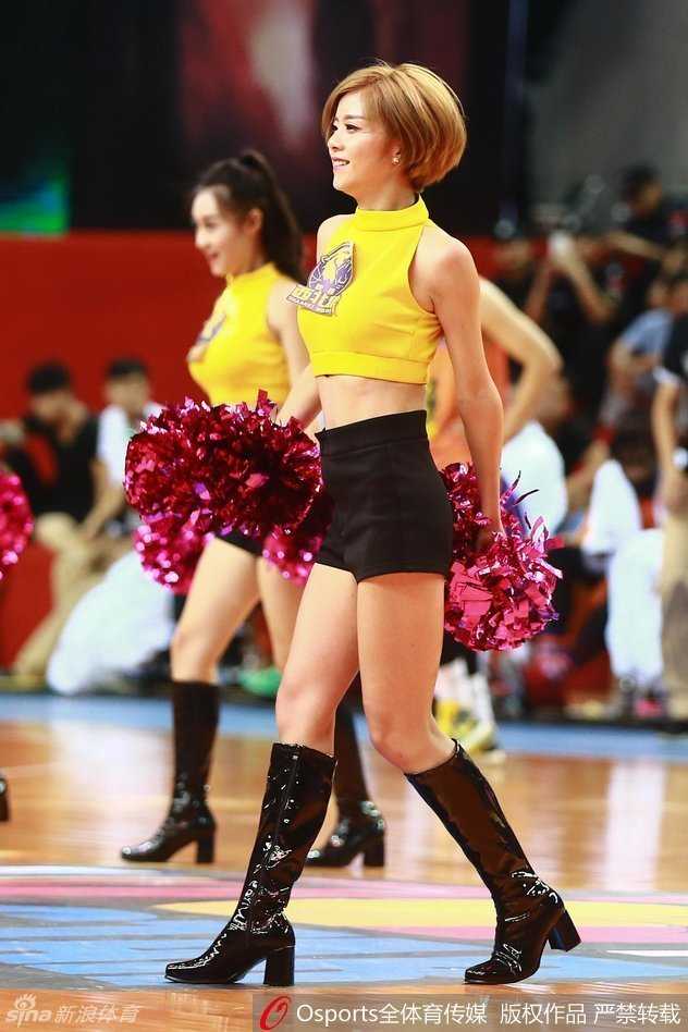 劲爆的舞蹈瞬间被镜头定格，飞扬的发丝与旋转的白裙交织成动感的画面。她们的动作整齐划一又充满力量，那股妖娆的活力仿佛要穿透屏幕，感染每一个看球的人。