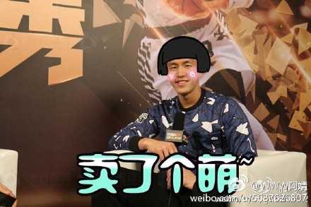 当“大侄子”撞上“灵魂画手” 郭艾伦的微博头像与发型进化论 终极恶搞之作!郭艾伦的头像被安在了一个肌肉男模身上,但脸部表情却被处理得极其妩媚,眼神放电,搭配上‘求关注’的文字,喜剧效果瞬间拉满。