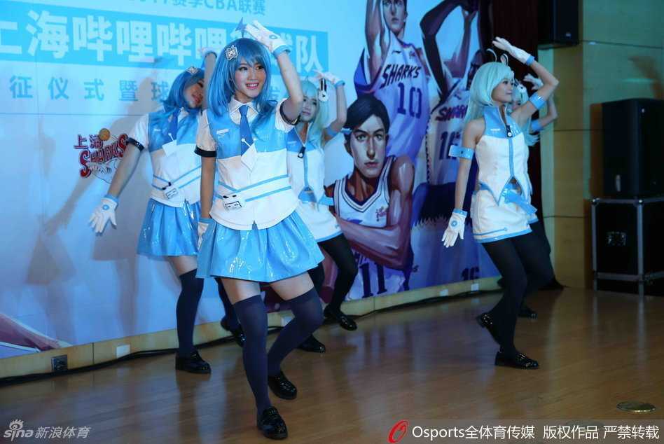 当篮球遇见二次元,姚明携众将萌动新纪元 姚明与全体教练组、球员在极具动漫风格的背景板前留下新赛季大合影,老板姚明露出标志性的“暴漫”表情,场面既严肃又充满喜感