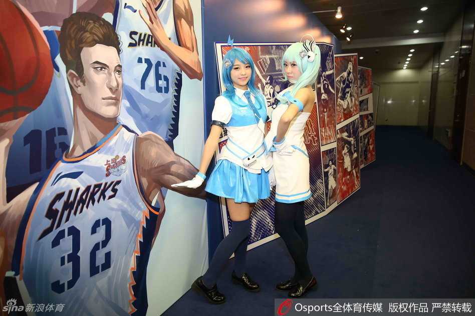 当篮球遇见二次元:姚明和他的“上海哔哩哔哩篮球队”破壁出征 几位扮演B站2233娘的Coser在出征仪式的看台上合影留念。她们身后是‘上海哔哩哔哩篮球队’的巨大背景板,可爱的动漫造型与专业的篮球赛事标志形成了强烈的视觉反差,这张照片也成为了当天社交媒体上最热门的配图之一。