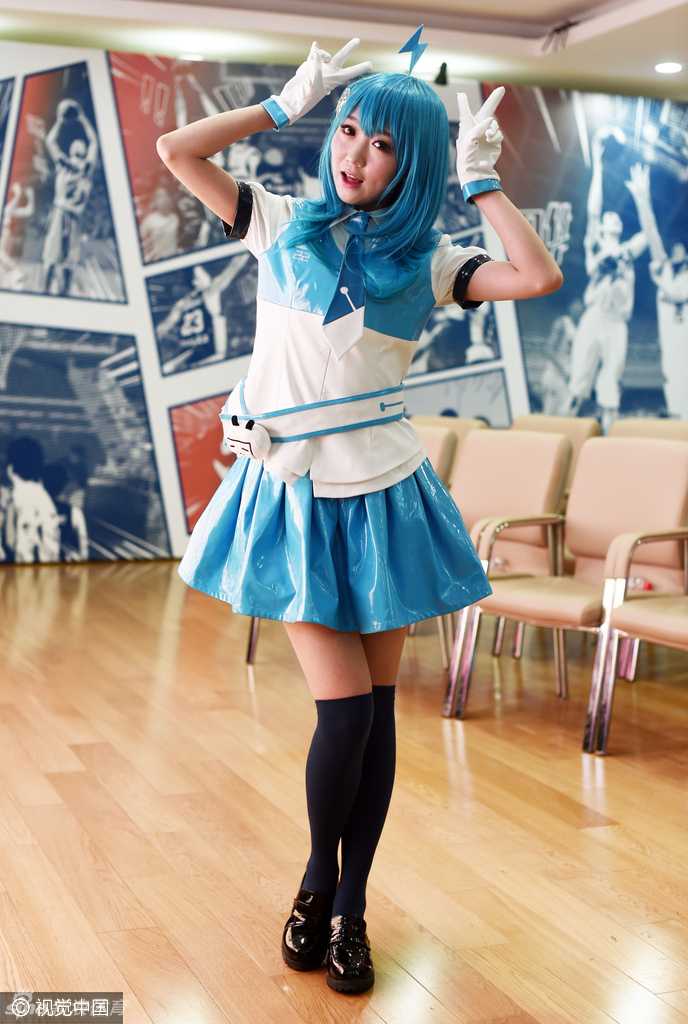 当篮球遇见二次元:姚明和他的“上海哔哩哔哩篮球队”破壁出征 在动漫感十足的背景板前,几位扮演B站站娘的女孩正面对镜头摆出可爱的姿势。她们身后墙上张贴的是上海男篮球员的漫画版海报,硬朗的篮球运动员与柔美的二次元少女同框,完美诠释了这次‘破次元’的合作主题。