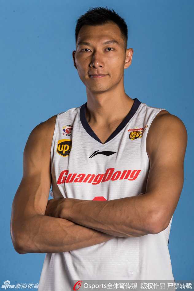 忆往昔峥嵘岁月稠:回望中国男篮里约奥运集训队的荣耀与期盼 男篮核心易建联神情专注,在训练中目光如炬,举手投足间尽显球队领袖的沉稳与霸气,仿佛在无声地鼓励着身旁的年轻队员。