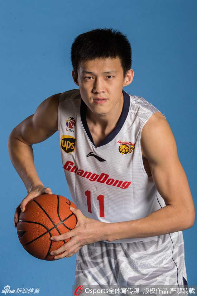 忆往昔峥嵘岁月稠:回望中国男篮里约奥运集训队的荣耀与期盼 内线悍将李晓旭与王哲林在篮下进行激烈卡位,肌肉的碰撞声仿佛穿透画面,展现了集训队内线训练的实战强度,每一次争抢都是为了在奥运赛场上多抢一个篮板球。