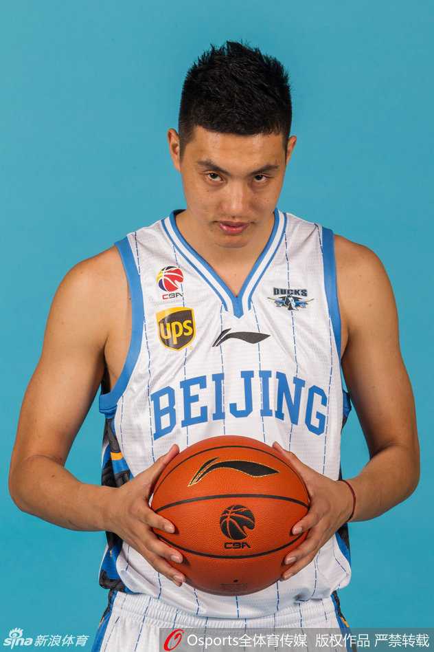 忆往昔峥嵘岁月稠:回望中国男篮里约奥运集训队的荣耀与期盼 老帅宫鲁鸣手持战术板,神情严肃地向队员们布置战术,他的手势有力而明确,将复杂的战术思路清晰地传递给每一名专注聆听的球员,彰显运筹帷幄的智慧。