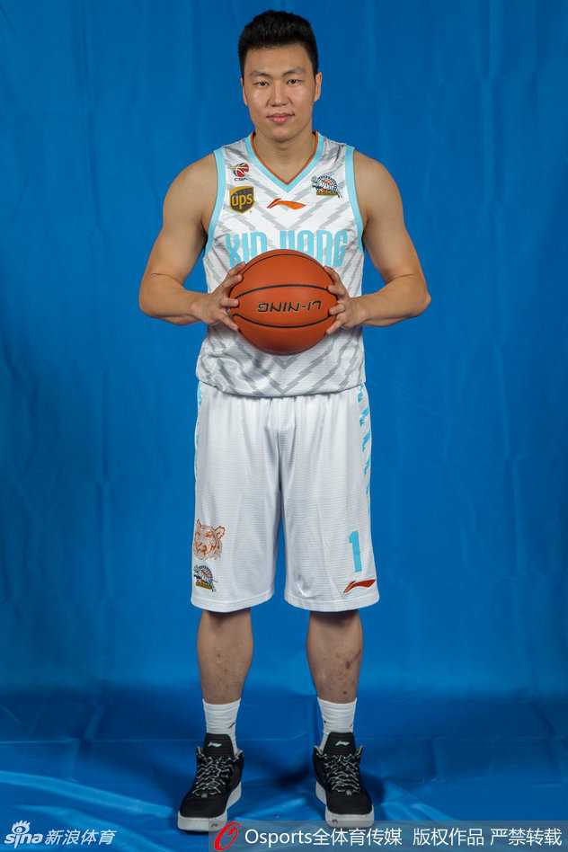 忆往昔峥嵘岁月稠:回望中国男篮里约奥运集训队的荣耀与期盼 训练结束后,赵继伟与可兰白克勾肩搭背,脸上洋溢着灿烂的笑容,汗水湿透的球衣见证了他们的努力,而这份轻松则源自对彼此的信任和对未来的无限憧憬。