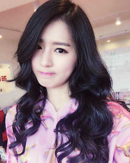 怀拥爱犬嘟嘴卖萌,完美侧颜回眸一笑:韩国最美啦啦队长朴姬兰的甜辣魅力 朴姬兰在赛场上回头一笑,笑容灿烂如花,修长笔直的美腿在短裙下格外吸睛,完美诠释了青春活力。