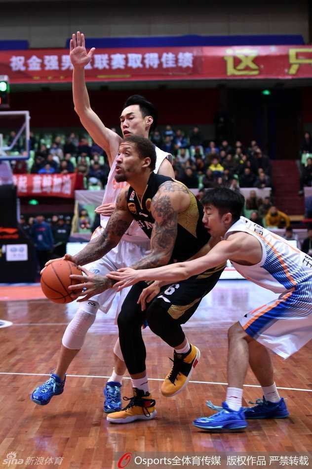 迈克尔·比斯利在赛场上演标志性的干拔跳投，他的进攻万花筒技巧令防守者绝望，单场63分的壮举至今仍被球迷津津乐道。